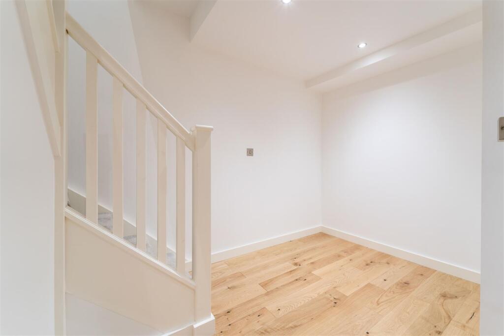 Flat 2, 48 Camden Street_03338.jpg