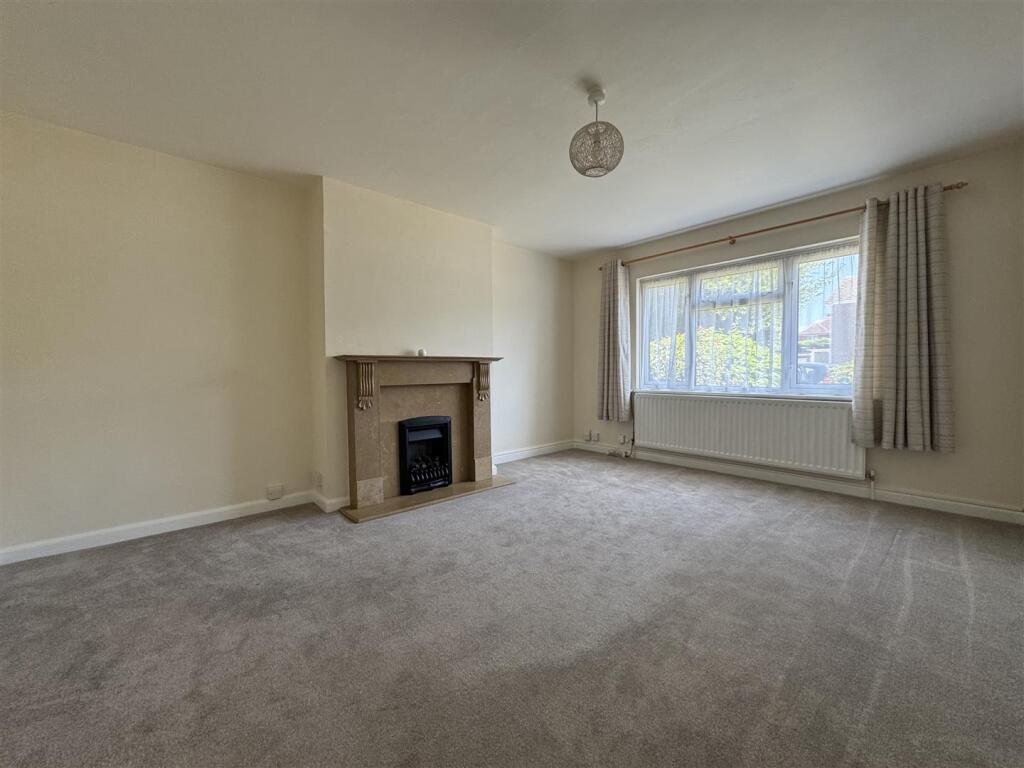 LOUNGE / LIVING ROOM