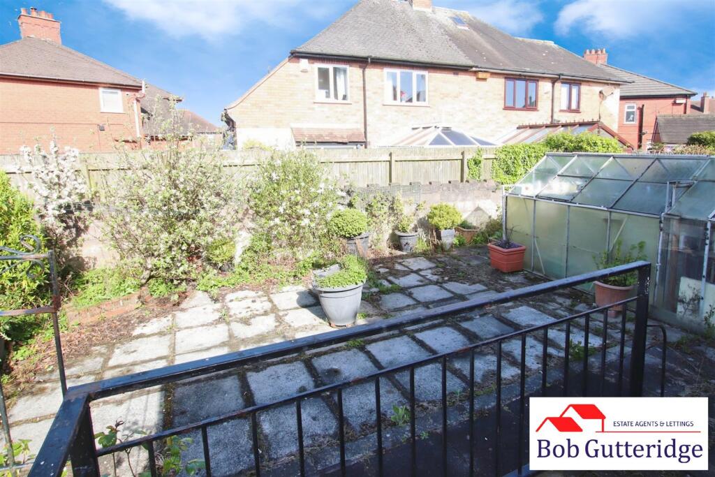 ENCLOSED REAR GARDEN