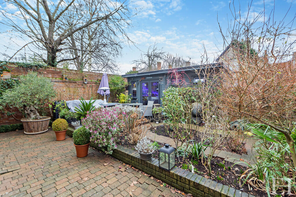 8632598-exterior0...