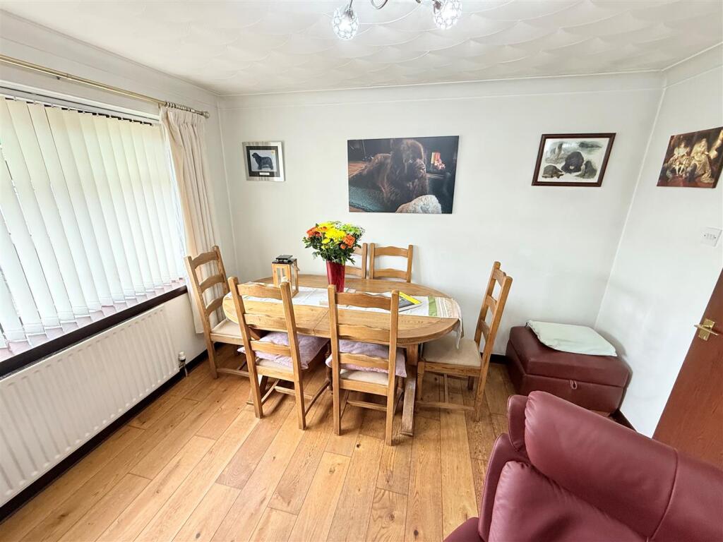 LOUNGE / DINING ROOM