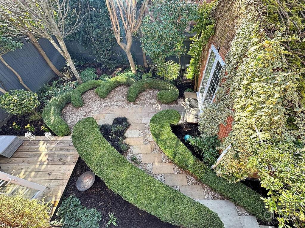 REAR GARDEN / SIDE GARDEN