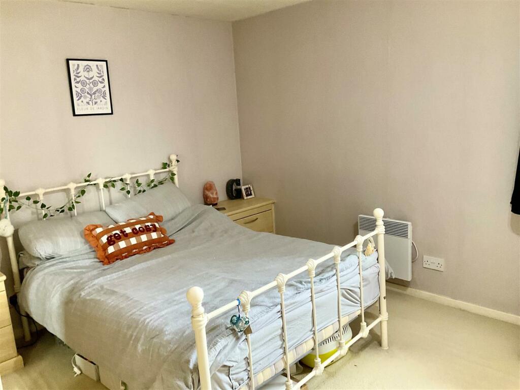 Bedroom 1 pic2.jpg