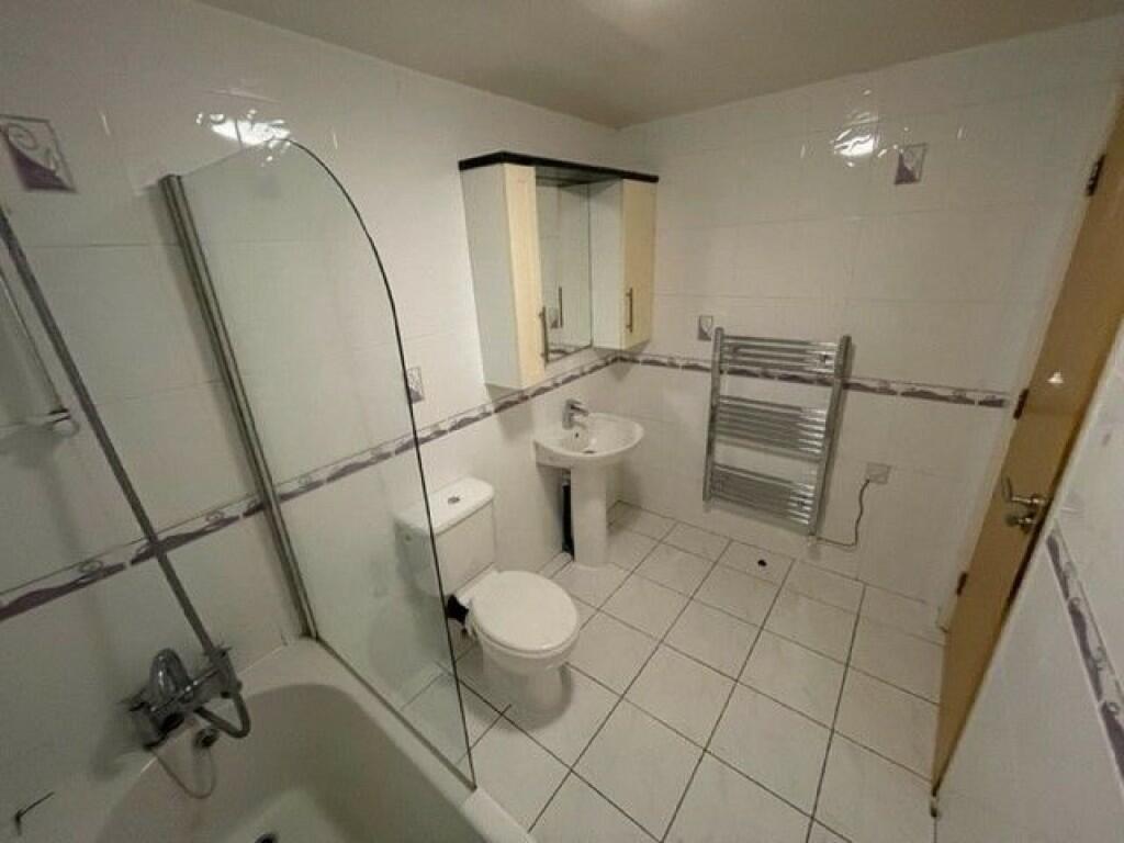A clean and well-maintained bathroom suite feat...