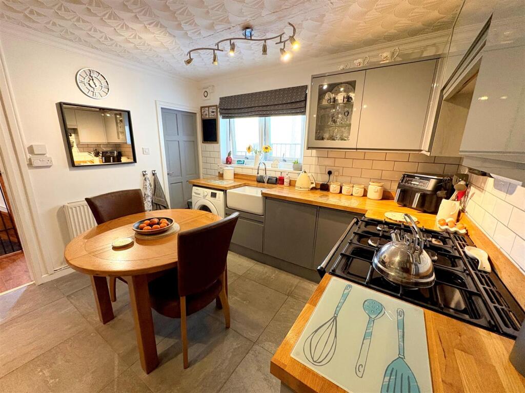 Kitchen g.jpg