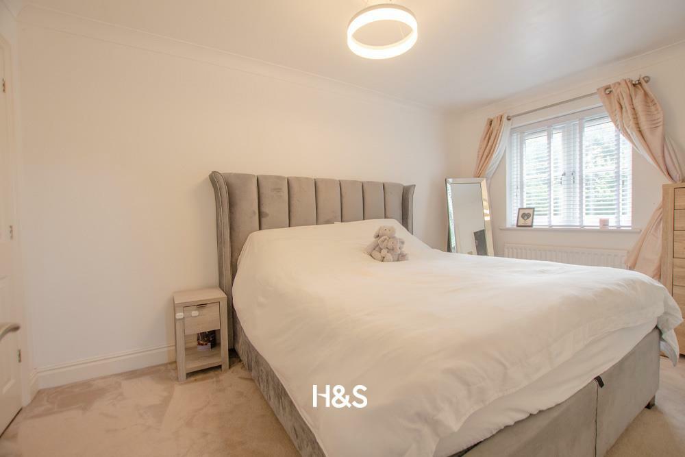 239 Hampton Lane - bed 2.jpg