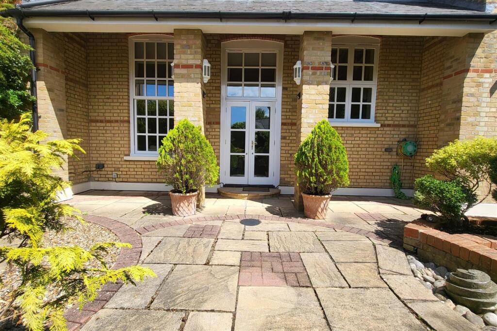 PRIVATE COURTYARD GARDEN