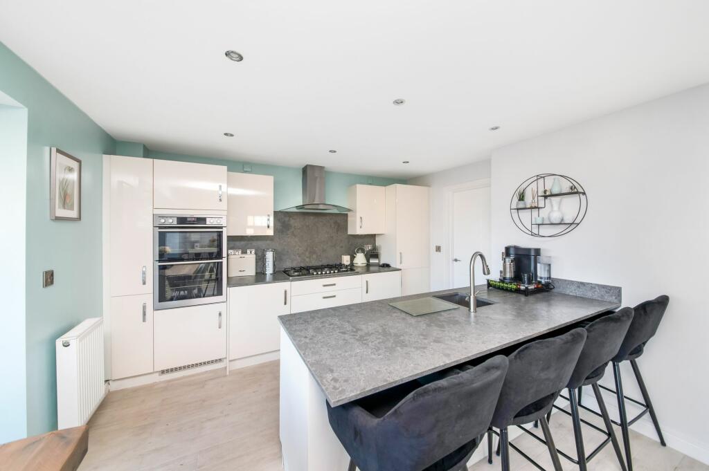 LIVING/DINING KITCHEN