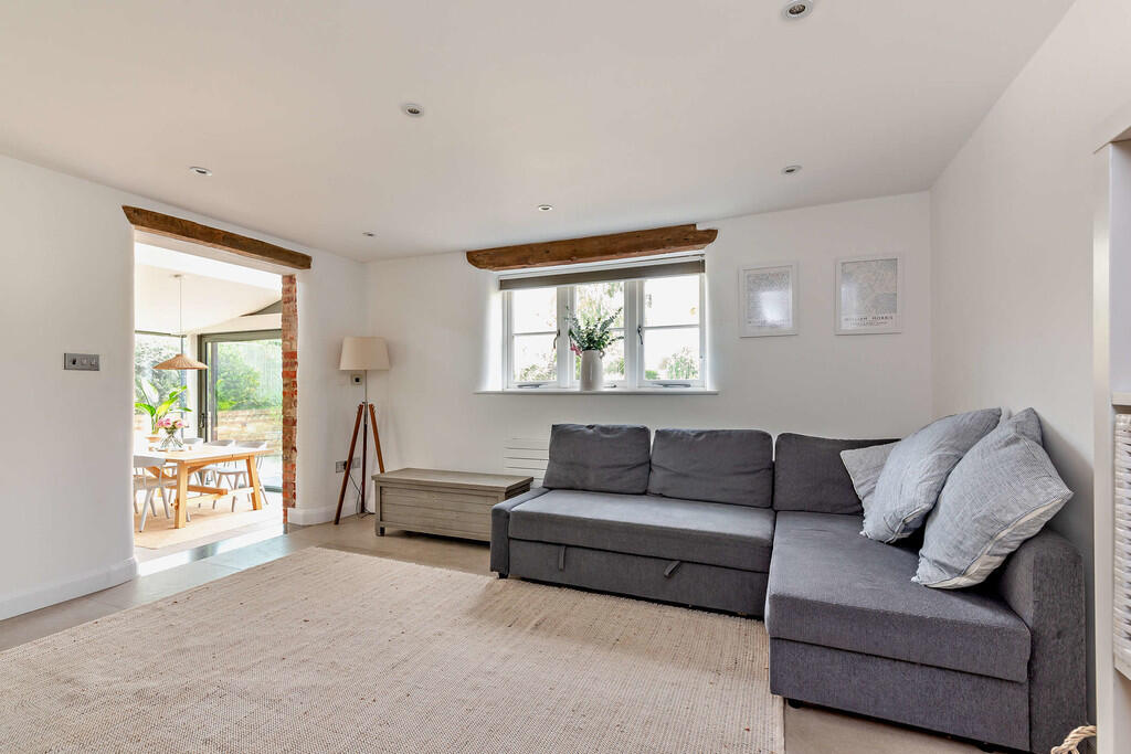 8614390-interior0...