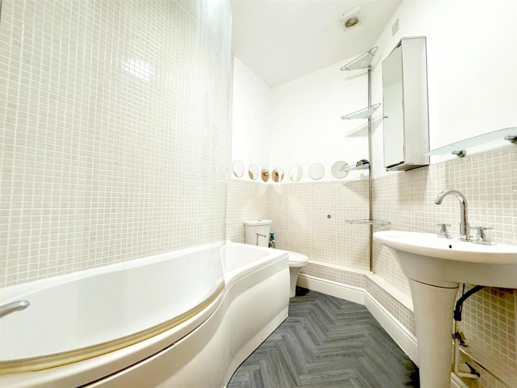 Bathroom 1.jpg