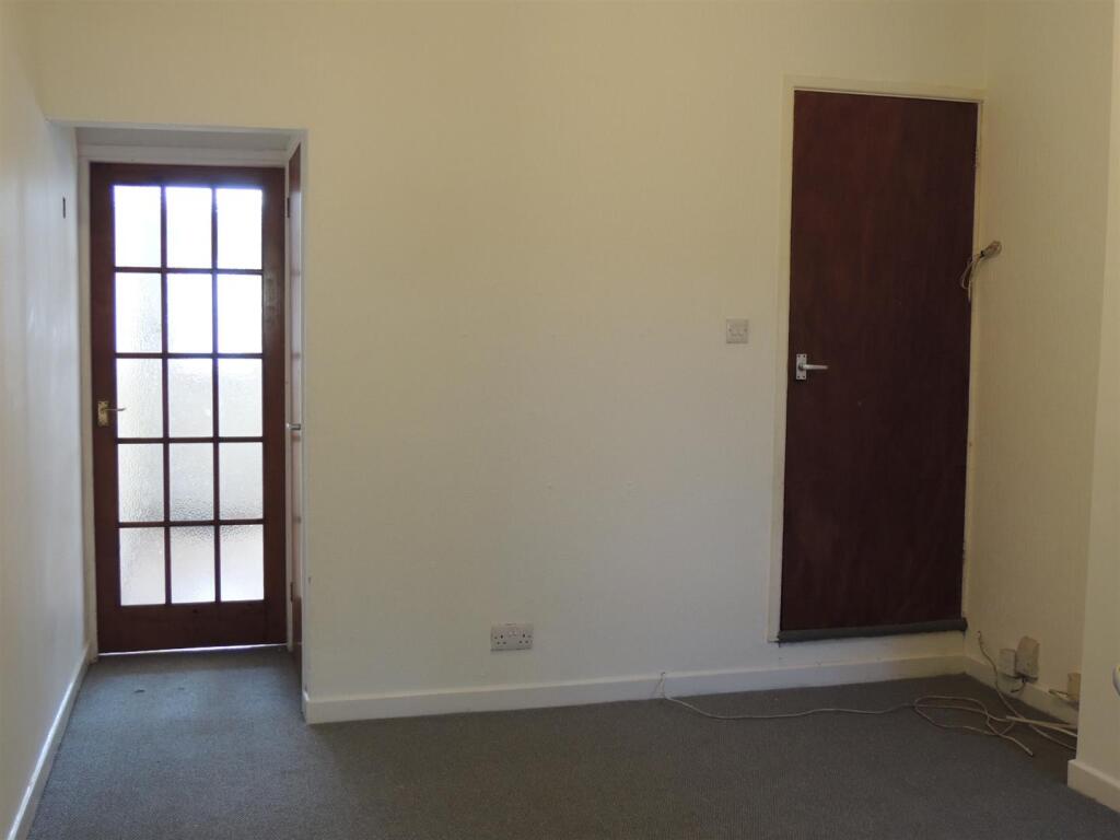 REAR LIVING ROOM