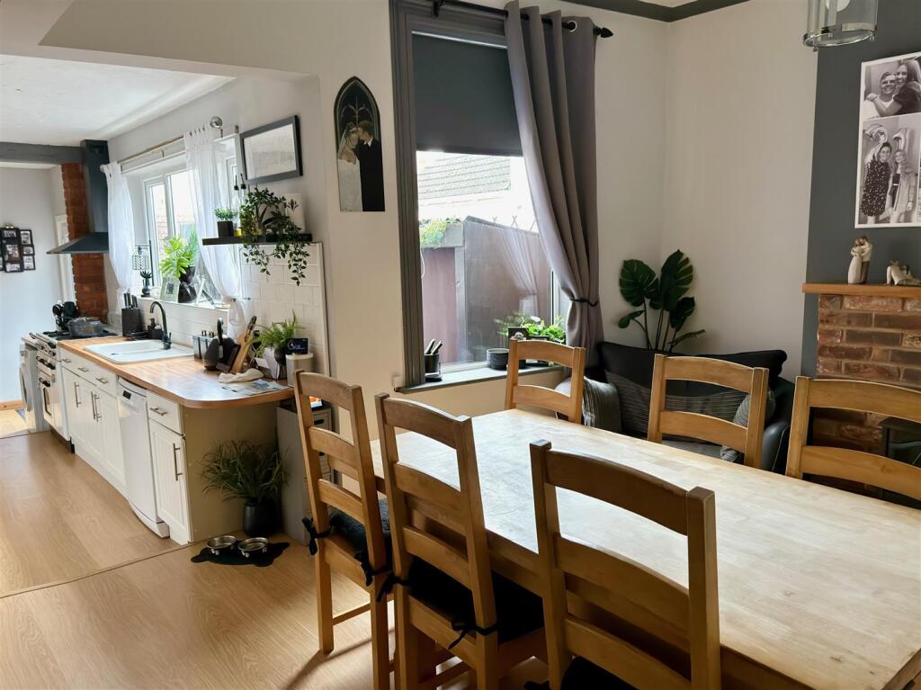 KITCHEN DINING AREA.jpg