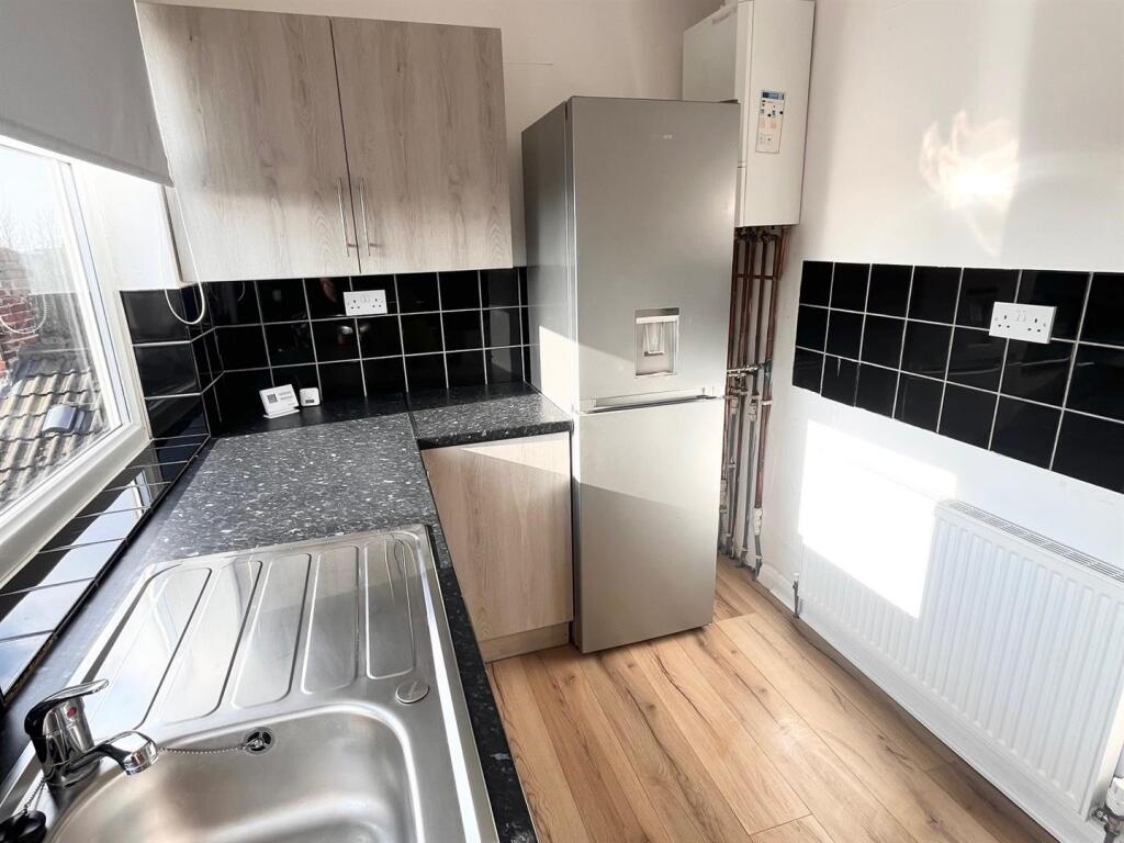Flat 3 Kitchen 2.jpg