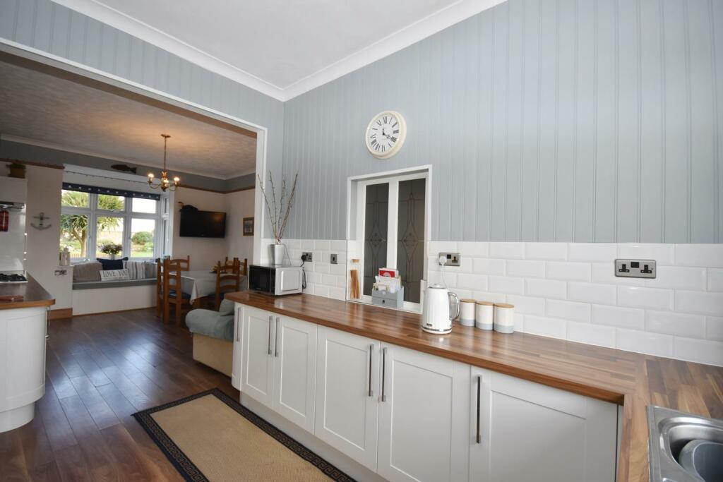 KITCHEN DINING ROOM.JPG