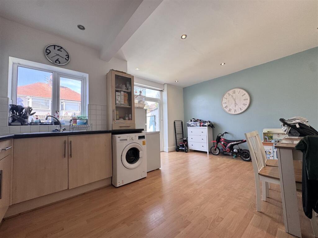 Open plan kitchen / dining