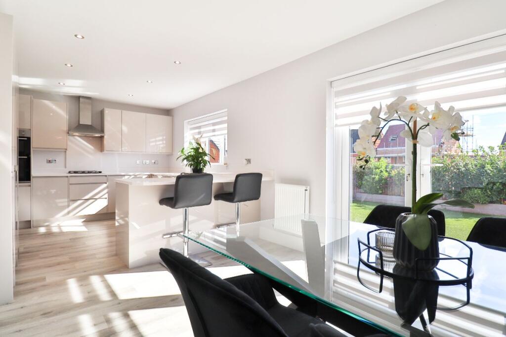 Dining/kitchen