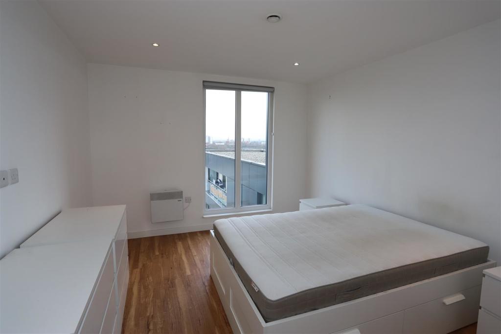 bedroom 1.JPG