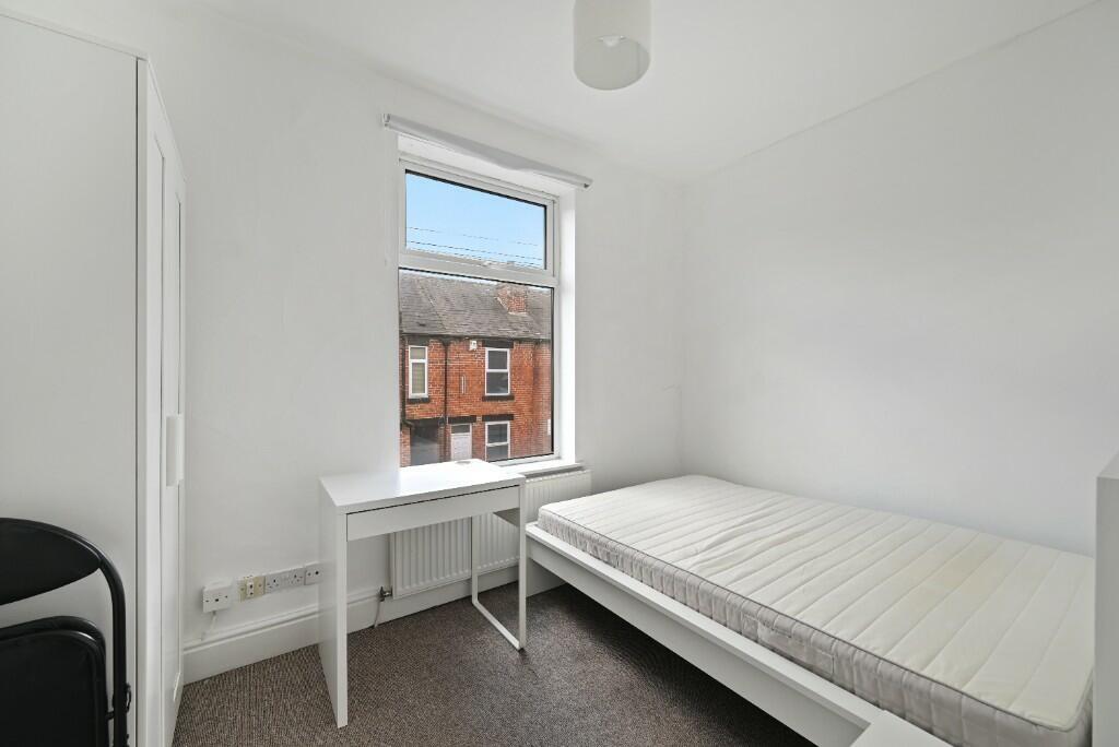 A bright and tidy single bedroom featuring a la...