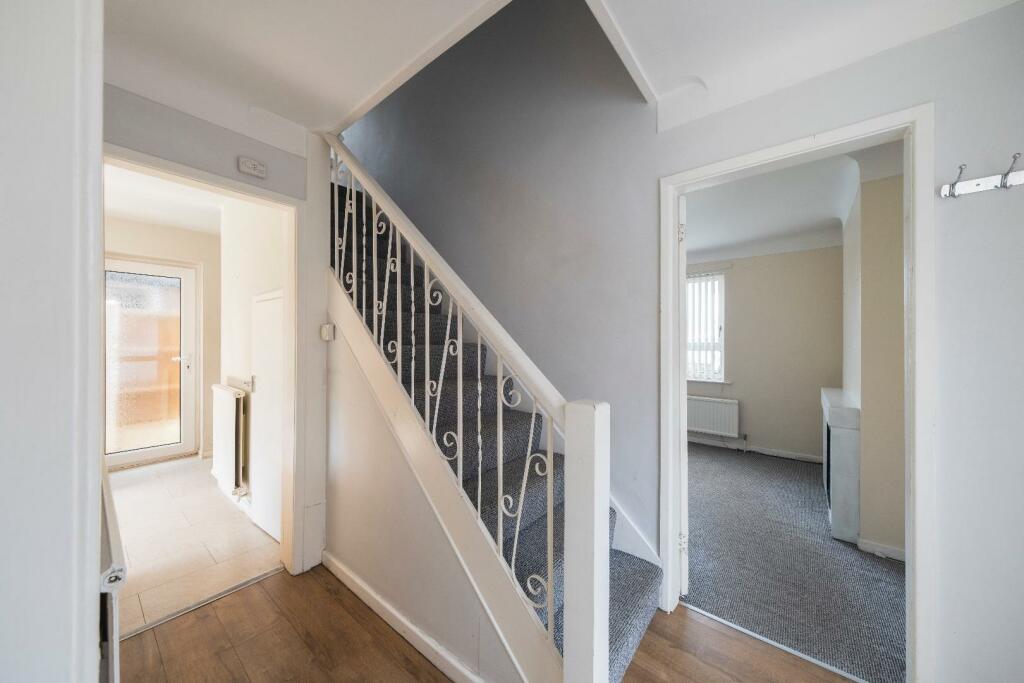 6 Heath Close-013.JPG