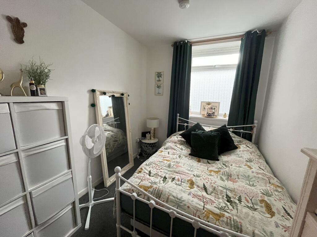 Bedroom photo 2
