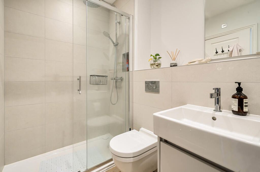 1371935-6-68f766f...