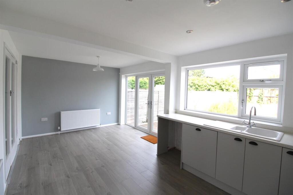 10 Wilson Way - Dining room.JPG