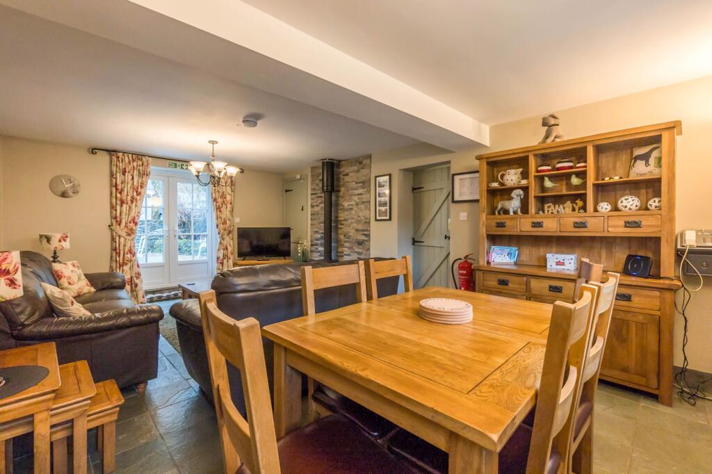 SITTING/DINING ROOM