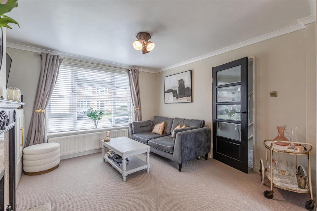 12 Gaveston Close, Byfleet, KT14 7HE - 18.jpg