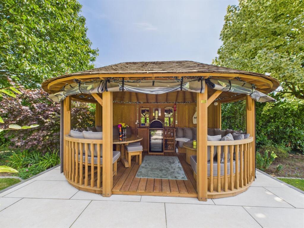 PIZZA PAVILLION