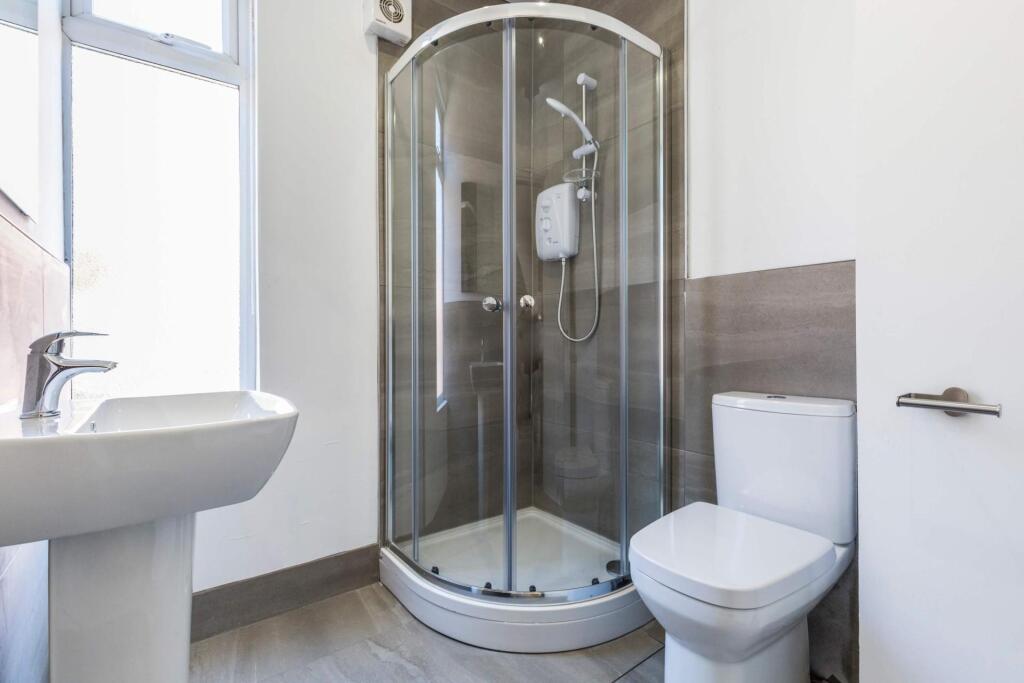 Modern and clean bathroom featuring a spacious ...