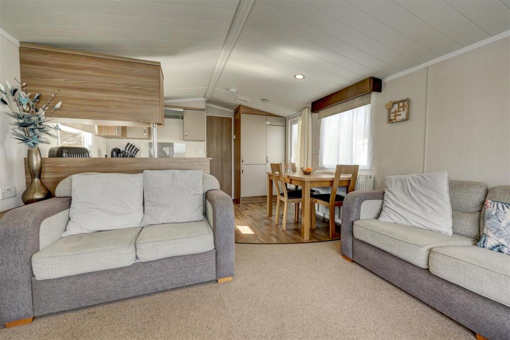 Kitchen, Lounge &amp; Dining
