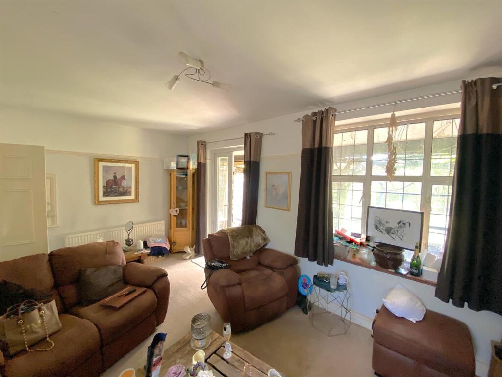 23 Barnhorn rd - Lounge2.jpg