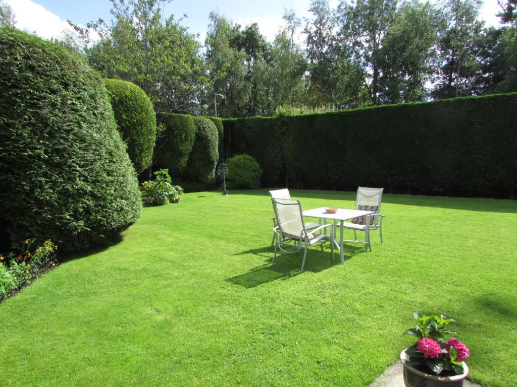 AshtonCres33gdn1.JPG