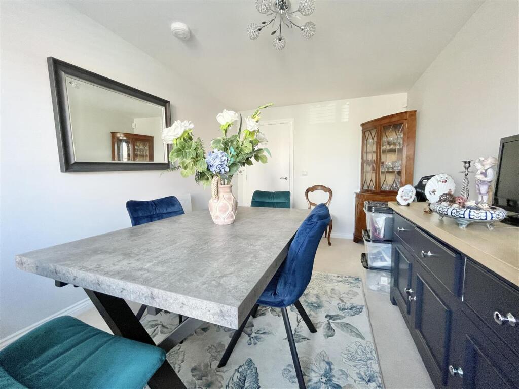 Bedroom 2/Dining Room