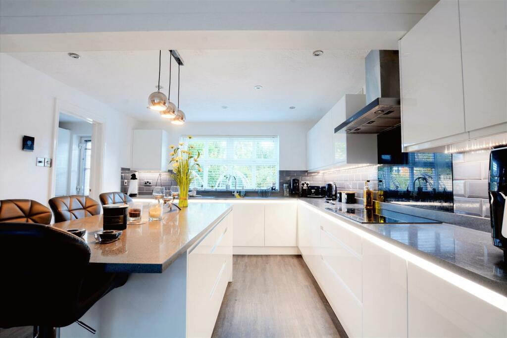 DINING FAMILY KITCHEN