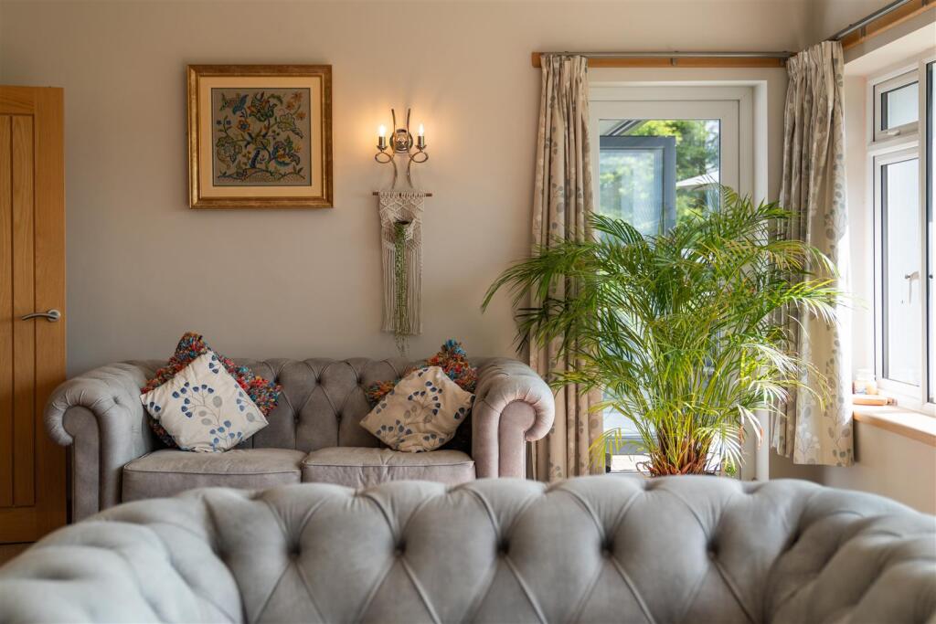 Living Room-6.jpg
