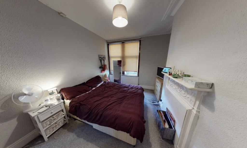 A well-maintained double bedroom featuring a co...