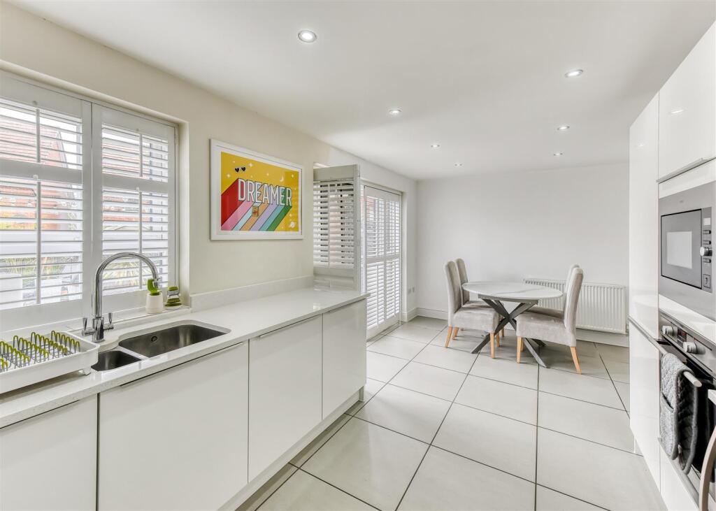 11 Thruxton Avenue-kitchen3.jpg