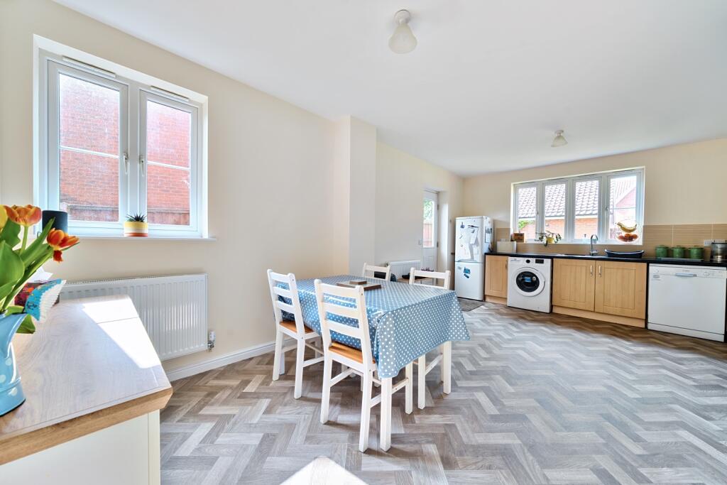 1295267-11-682bafca9f4de-ARW