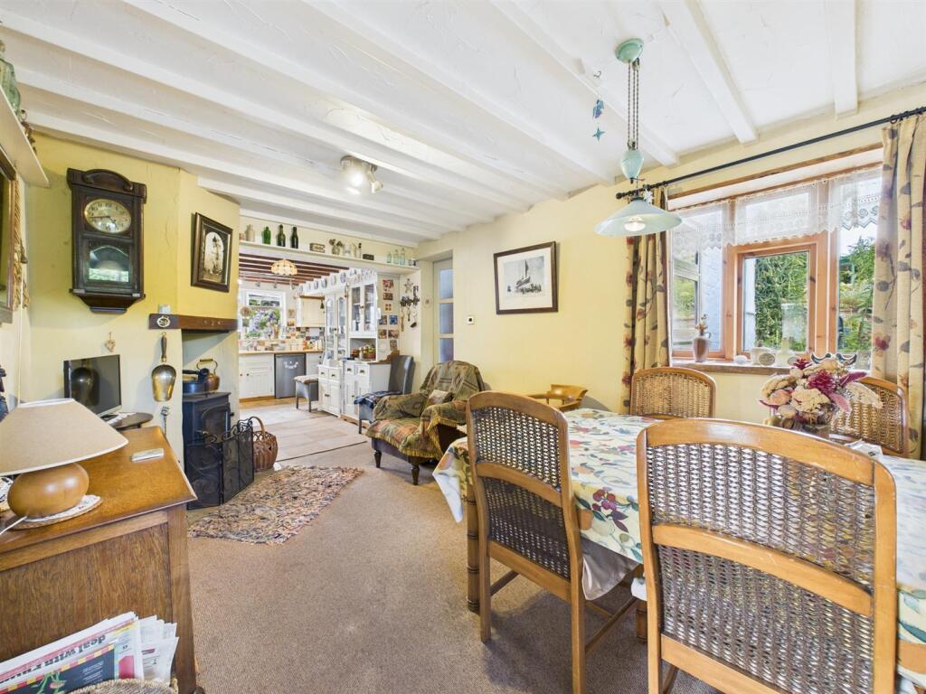 Open plan kitchen/dining/living area: