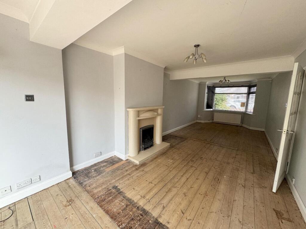 LOUNGE / DINING ROOM