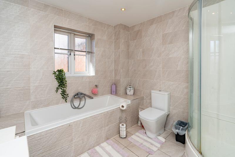 Main bathroom 