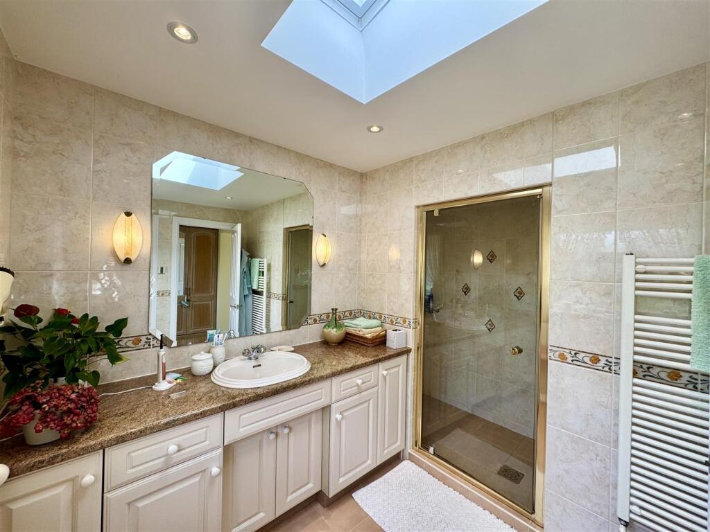 EN-SUITE SHOWER ROOM