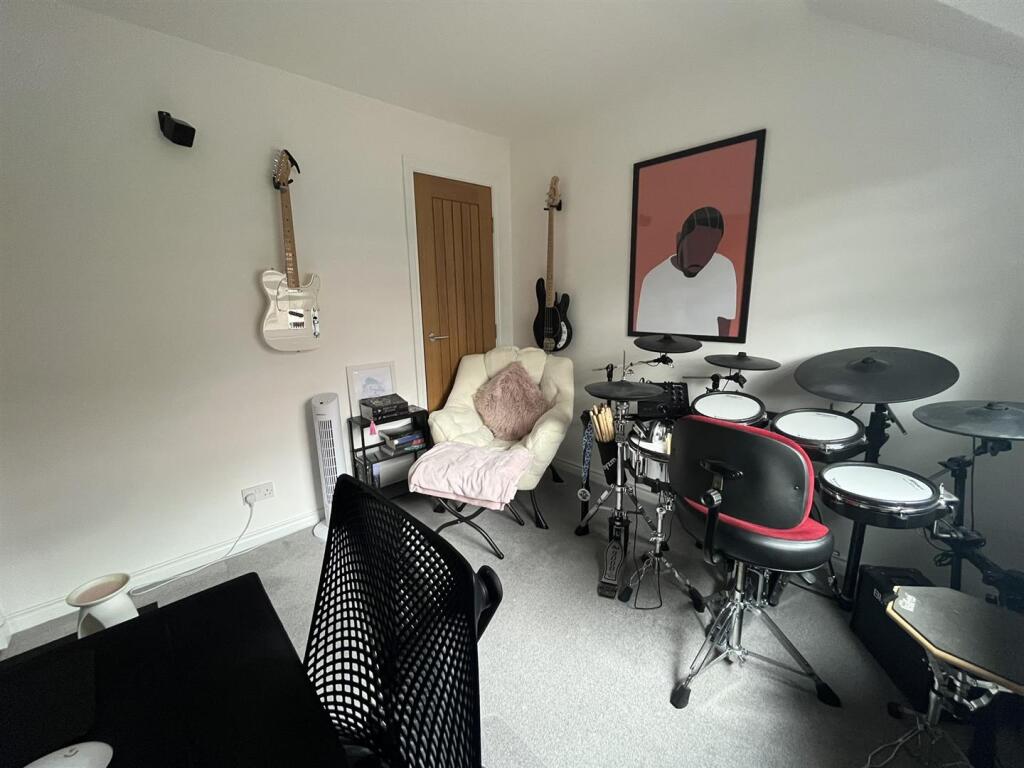 BEDROOM 2