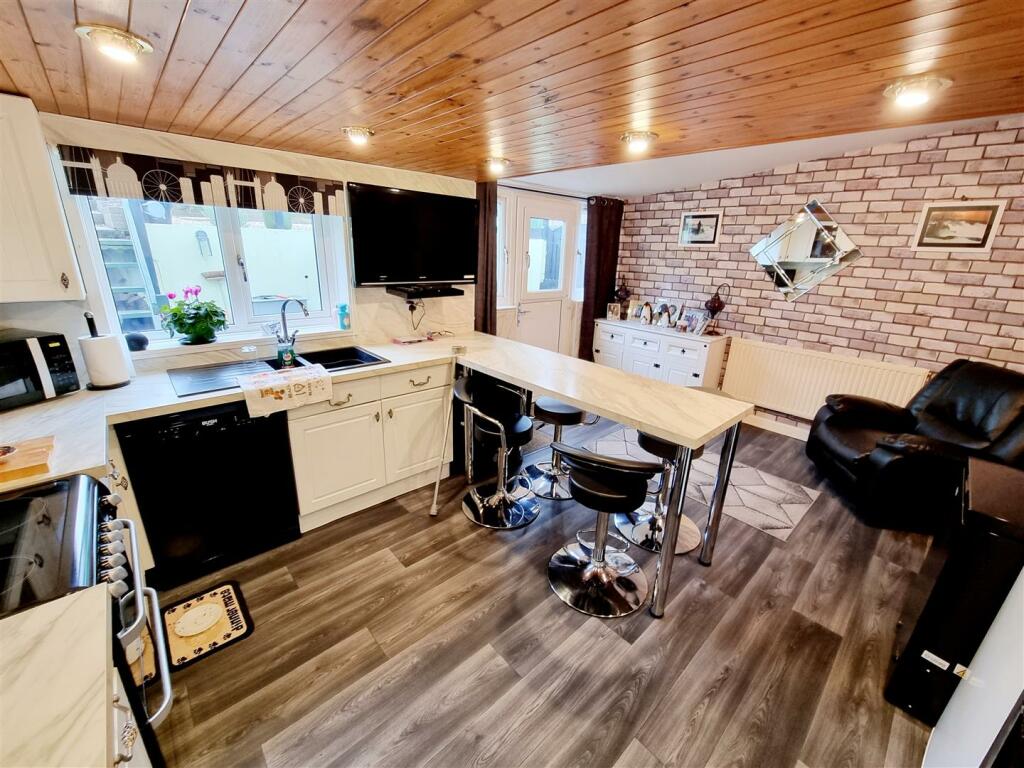 Kitchen 1.jpg
