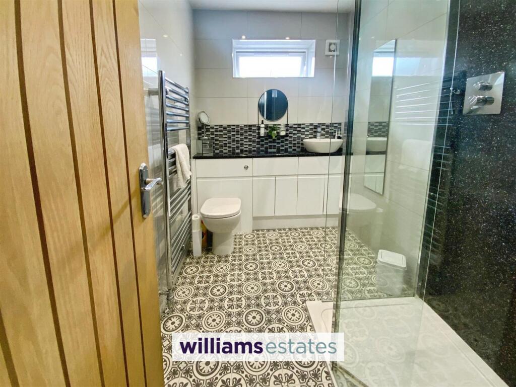 en-suite shower