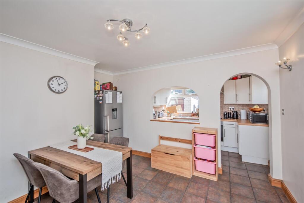 Dining room / Fitted Kitchen: