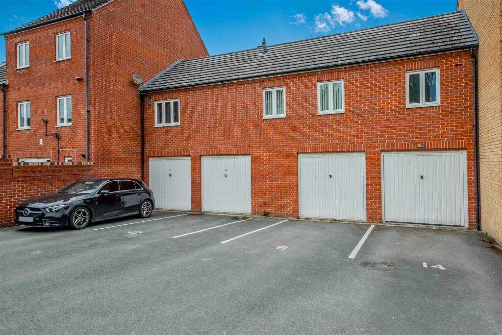 Off Street Parking / Single Garage / Visitor Parki