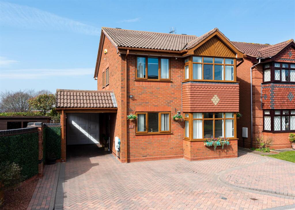 7 Griffiths Drive-front2.jpg