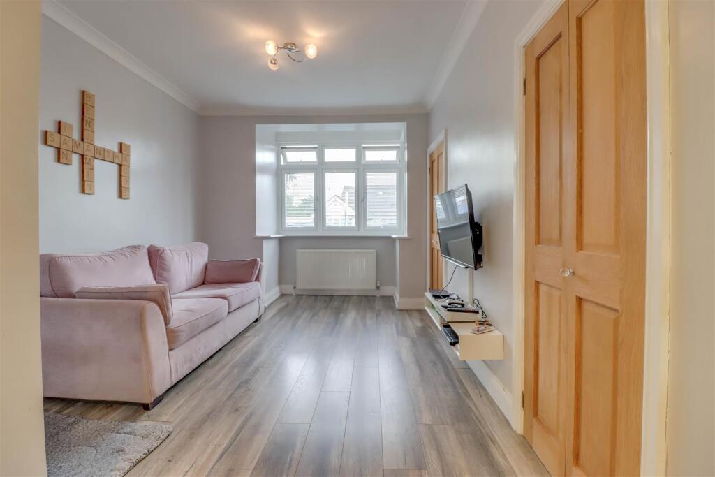 20 FANTON WALK WICKFORD INSIDE.jpg